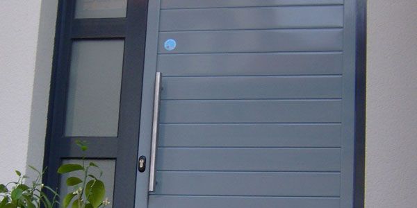 Porte moderne en bois et aluminium
